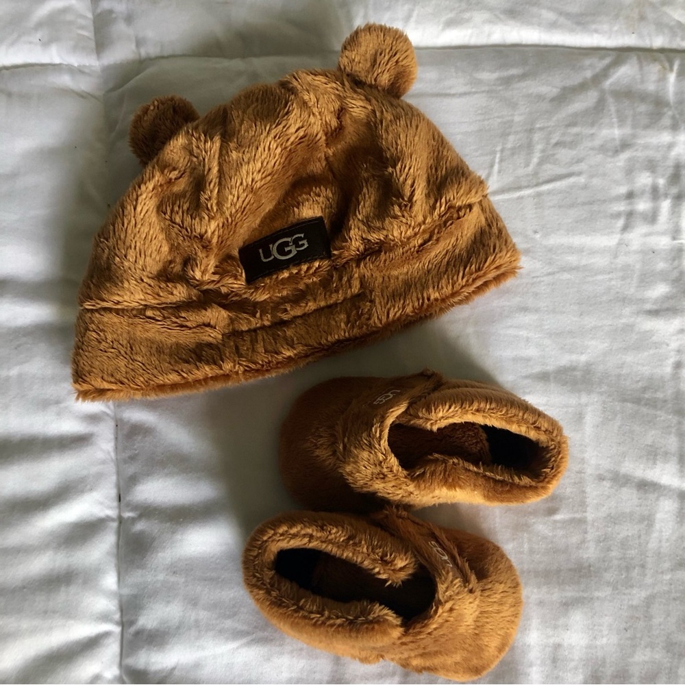 UGG baby bixbee fleece bootie and beanie set 0-6 month